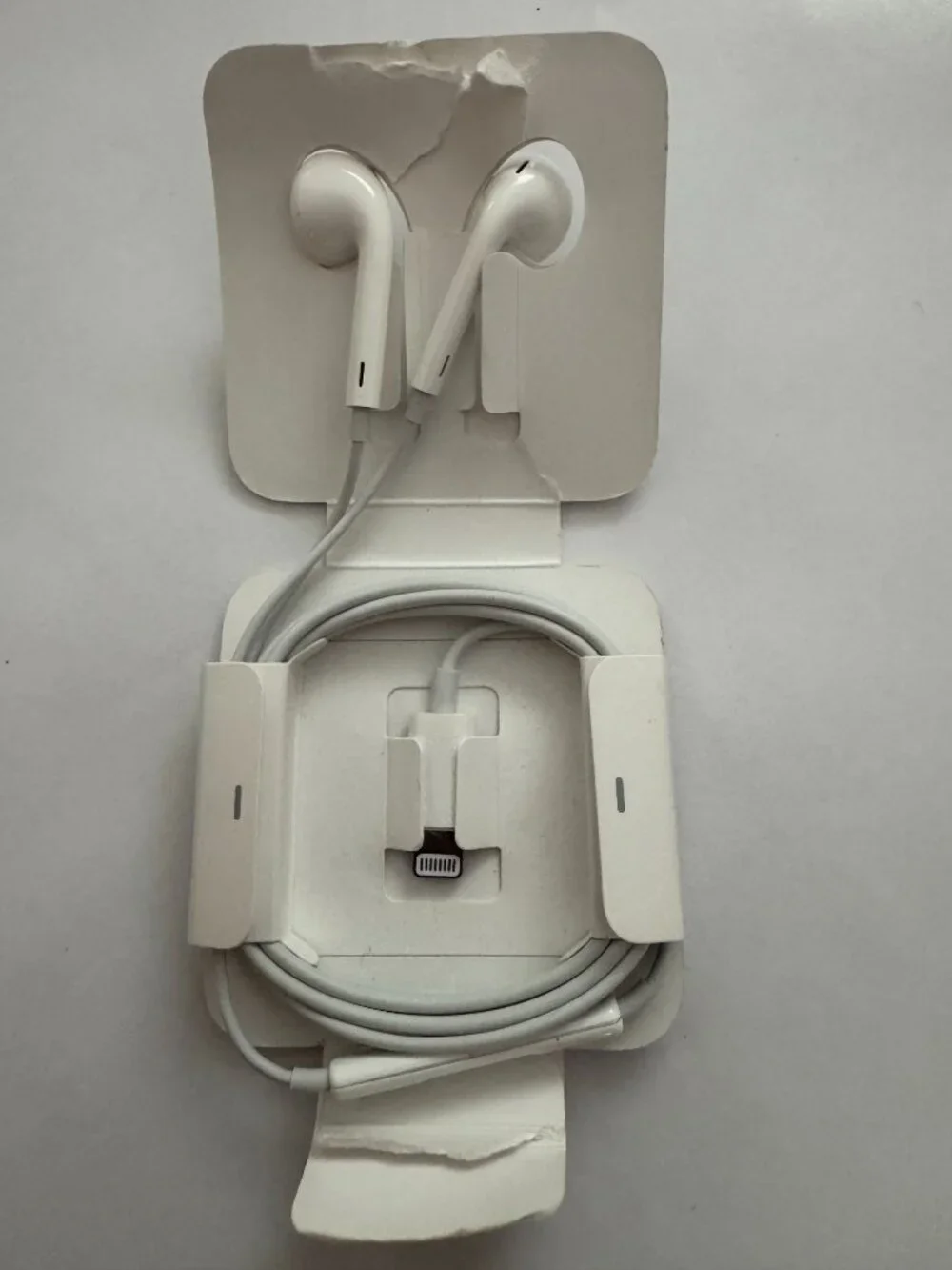 Open Box / New Apple EarPods Lightning Connector Wired Earbuds White iPhone